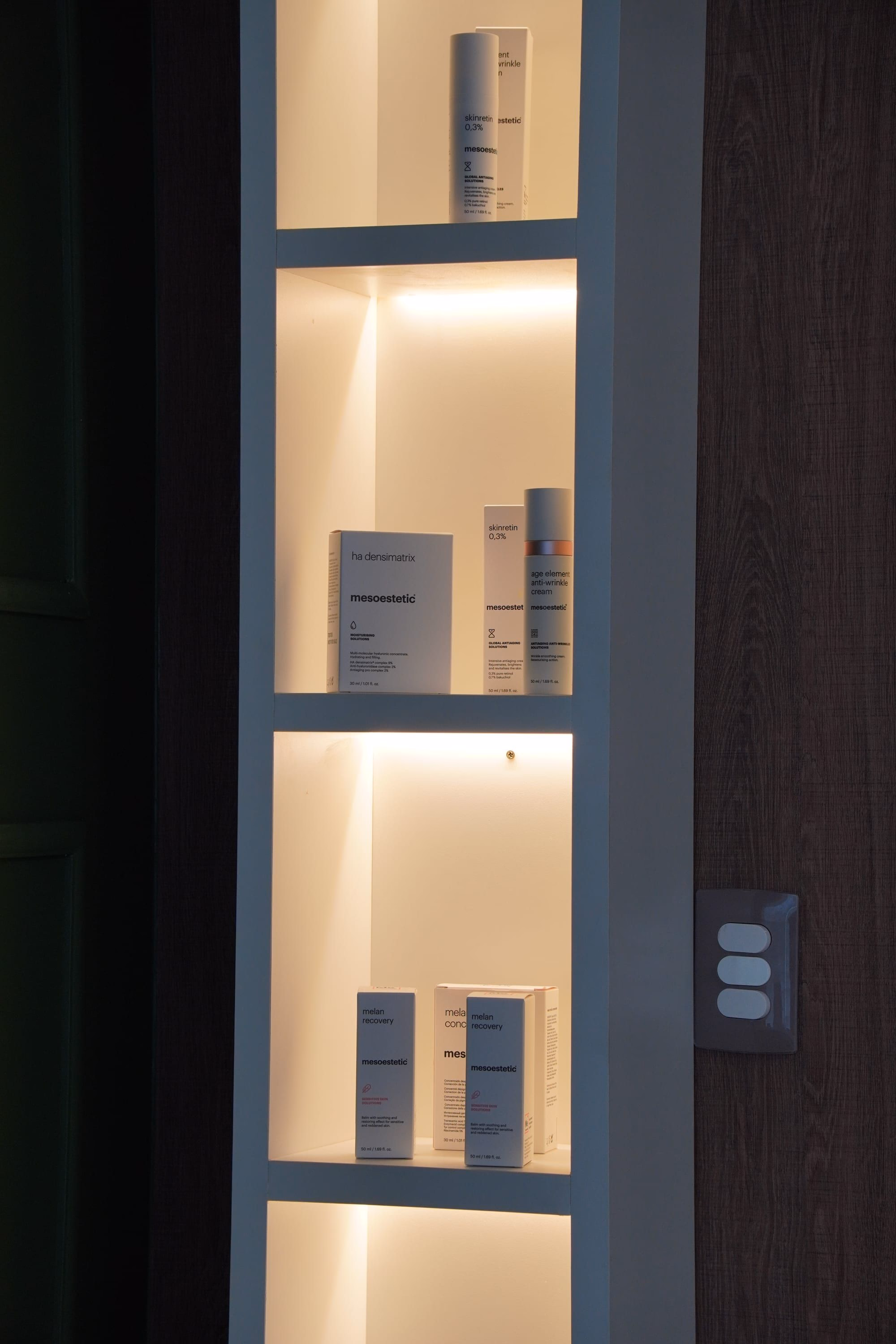 Vitrine iluminada com produtos profissionais Mesoestetic