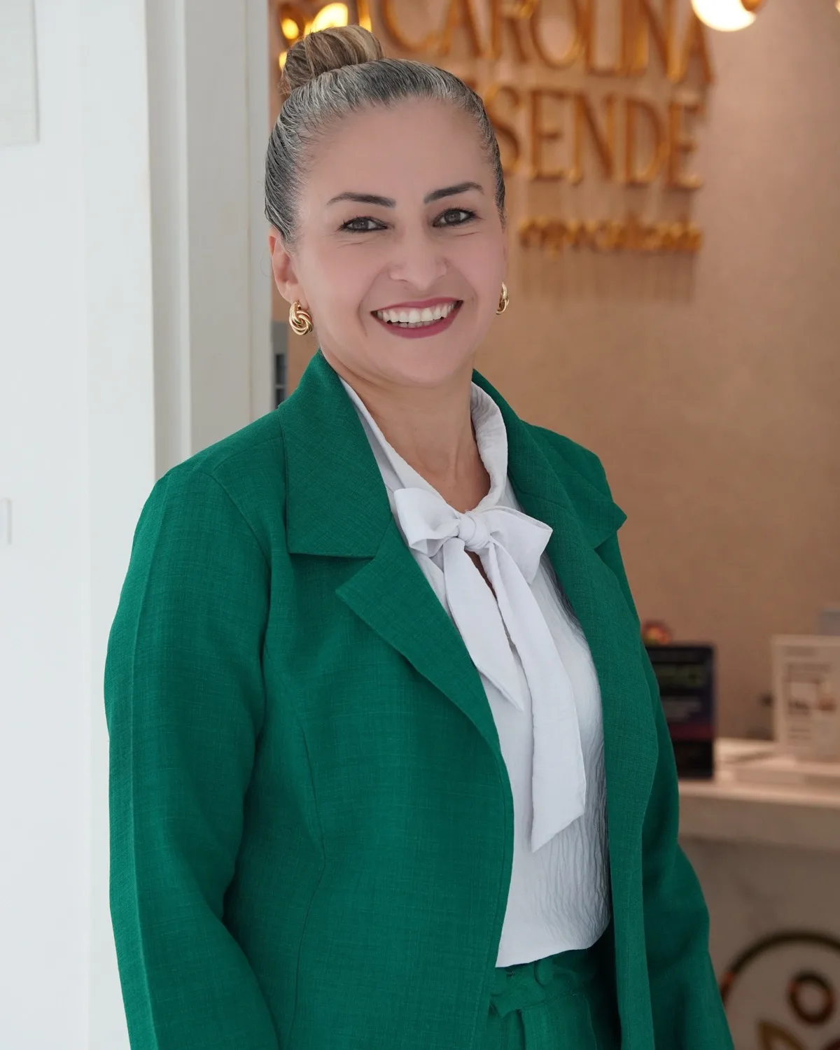 Atendimento na recepção da clínica Carolina Resende, com uniforme da marca